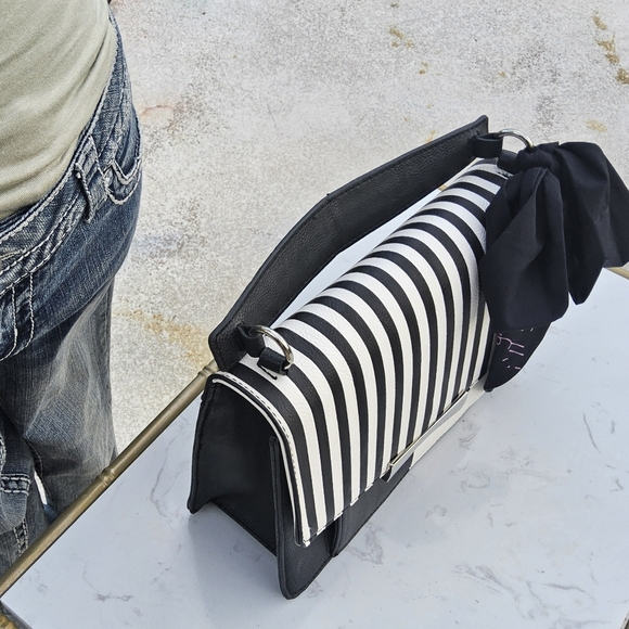 BETSEY JOHNSON RARE BLACK/WHITE STRIPPED w/ EMPOWERING SCARF TOP HANDEL - Picture 8 of 8
